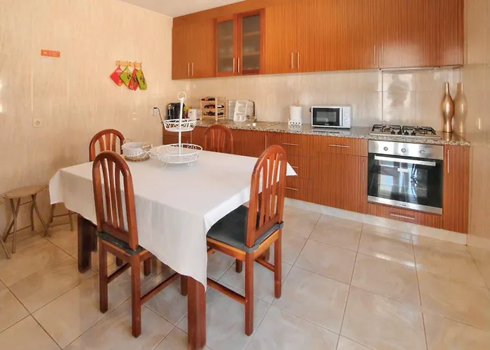 Spacious House In Santa Maria Da Feira - 220 M² With View Hébergement de vacances Aveiro